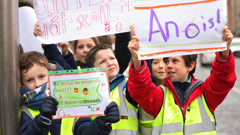 ‘Géarchéim leanúnach’ an Ghaeloideachais